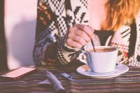 Esempio del present simple: She drinks coffee at breakfast.